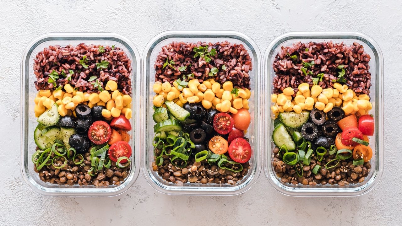 How Schools and Corporate Cafeterias Source Lunch Boxes in Bulk From Manufacturers